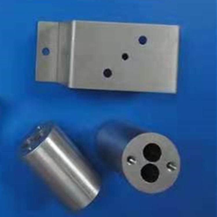  沖壓件廠家在拉深加工時要進(jìn)行隔離層處理 